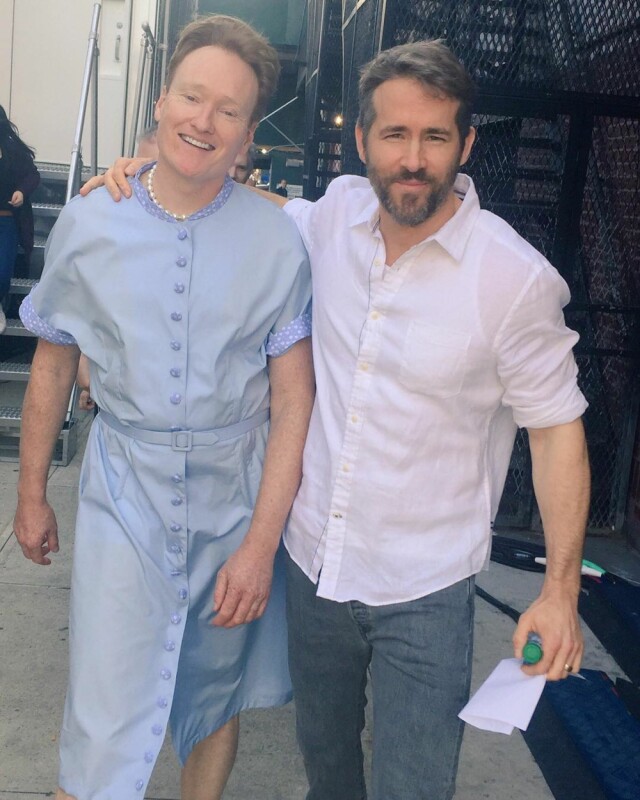 TV-GJEST: Ryan Reynolds spøkte med sin egen løsmunnethet i Instagram-legget han la ut etter TV-intervjuet: - Skru på «Conan» på TBS i kveld. Finn ut hvorfor han har på seg denne kjolen og hvorfor jeg aldri kan dra hjem igjen. Foto: SipaUSA/ Instagram TV-GJEST: Ryan Reynolds spøkte med sin egen løsmunnethet i Instagram-legget han la ut etter TV-intervjuet: - Skru på «Conan» på TBS i kveld. Finn ut hvorfor han har på seg denne kjolen og hvorfor jeg aldri kan dra hjem igjen. Foto: SipaUSA/ Instagram